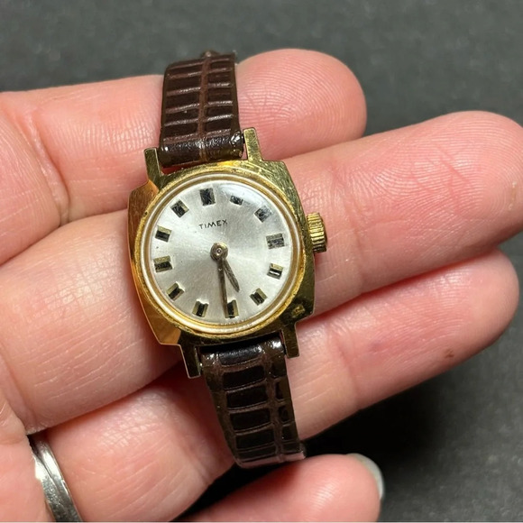 Vintage Timex Ladies Mechanical Windup Watch Gold Tone Brown Band Working - Picture 1 of 9